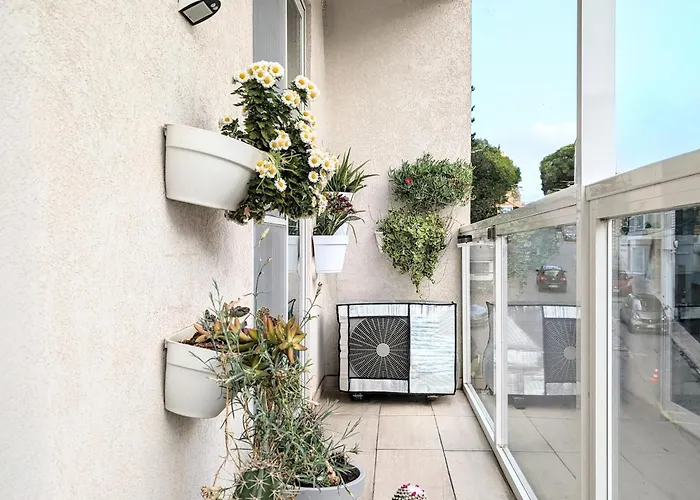 Central Private En-Suite With Balcony In Shared Residence